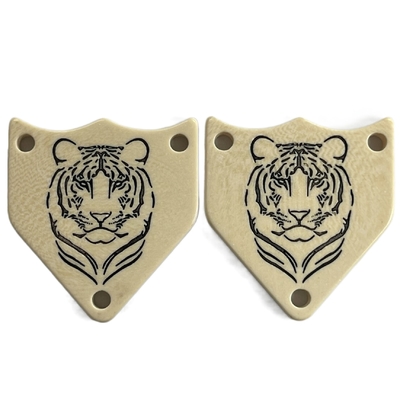 Tombol Plastik Mewah Pentagon 3 Lubang Terukir Logo Harimau Terukir Di