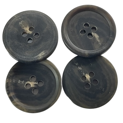 Round Matte Finished Plastic Coat Faux Horn Buttons Dengan Rim 36L Empat Lubang