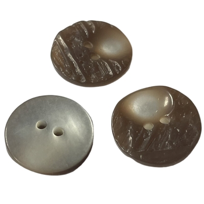 Tombol Kemeja MOP Mengkilap Penuh Dengan Dua Lubang Dalam Desain Wajah Tidak Beraturan 18mm